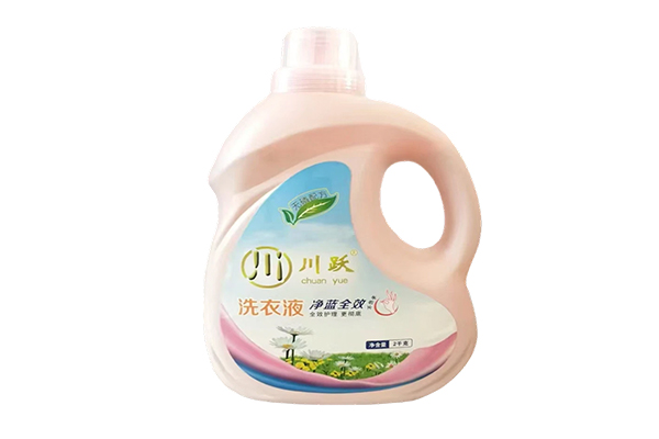 How do natural essential oil formulas and a neutral pH level work together to achieve both powerful cleaning power and gentle care for hands?